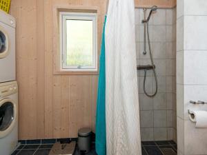 ein Bad mit einer Dusche und einem Fenster in der Unterkunft Holiday home Ebeltoft CXLVIII in Ebeltoft