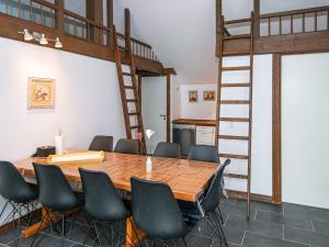 um quarto com uma mesa e cadeiras e uma cama alta em 6 person holiday home in Ansager em Ansager