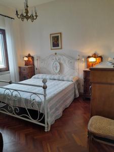 een slaapkamer met een wit bed en 2 nachtkastjes bij Lovely place in Passignano sul Trasimeno