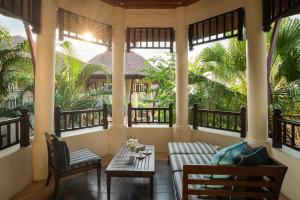 芭達雅南區的住宿－InterContinental Pattaya Resort, an IHG Hotel，门廊配有沙发和桌椅