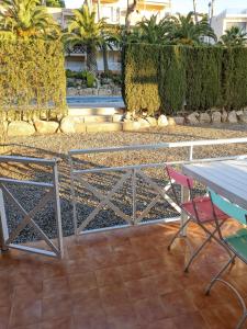 einen Picknicktisch und zwei Stühle auf einer Terrasse in der Unterkunft Apartamento Cala del Pi in Platja  d'Aro