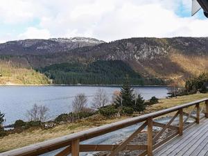 una terraza de madera con vistas al lago en 8 person holiday home in Svelgen, en Svelgen