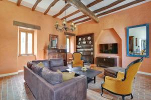 a living room with a couch and a table and chairs at Le Domaine de Linars - L'Aile du Château in Le Truel