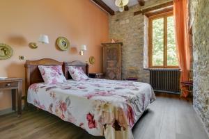 a bedroom with a large bed in a room at Le Domaine de Linars - L'Aile du Château in Le Truel