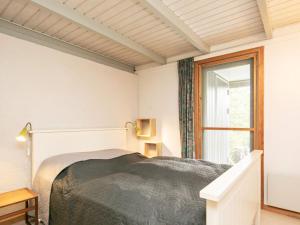 een slaapkamer met een bed en een raam bij Holiday home Roslev XVII in Roslev