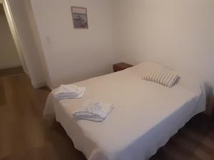 Ένα ή περισσότερα κρεβάτια σε δωμάτιο στο Cala Hotel