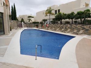 ein großer blauer Pool in einem Gebäude in der Unterkunft VistaAlta in Marbella
