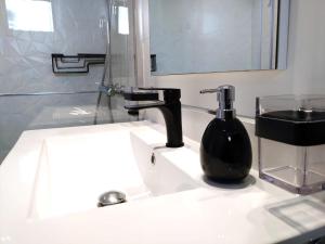 Vannituba majutusasutuses Apartment Portonovo Paraiso II - Sea View - swimming pool - good Wifi - Old Town