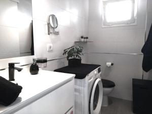 Foto Puerto del Carmenis asuva majutusasutuse Apartment Portonovo Paraiso II - Sea View - swimming pool - good Wifi - Old Town galeriist