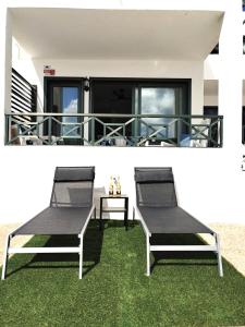 2 stoelen en een tafel op een balkon bij Apartment Portonovo Paraiso II - Sea View - Piscina - Wifi - Old Town in Puerto del Carmen