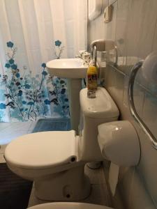 a bathroom with a toilet and a sink at Houpla Porto Cristo in Porto Cristo