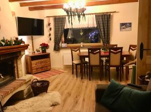 Telewizja i/lub zestaw kina domowego w obiekcie Świstakówka