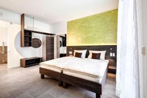 1 dormitorio con 1 cama grande en una habitación en eee Hotel Marchtrenk, en Marchtrenk