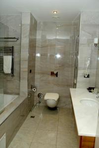 Kúpeľňa v ubytovaní Sheki Olimp Villa