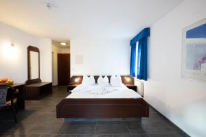 a hotel room with a bed and a table at Hotel Astoria am Urachplatz in Stuttgart