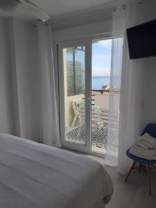 um quarto com uma cama e vista para uma varanda em Great views terrace apartment em Torremolinos