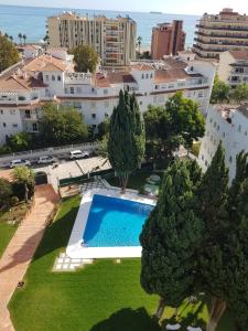 uma vista superior de uma piscina numa cidade em Great views terrace apartment em Torremolinos