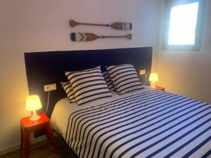 Postel nebo postele na pokoji v ubytování CAN MARTINEZ Calella Beach Boutique Apartment