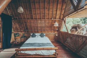 ein Schlafzimmer mit einem Bett in einem Holzzimmer in der Unterkunft Chai Lai Orchid in Chiang Mai