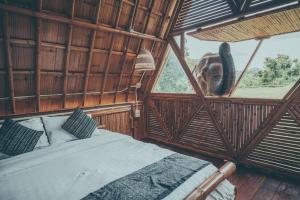 ein Schlafzimmer mit einem Elefanten aus dem Fenster in der Unterkunft Chai Lai Orchid in Chiang Mai