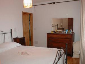 A bed or beds in a room at Casetta Belvedere - Santa Fiora Még 14 kép