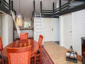 uma cozinha e sala de jantar com mesa e cadeiras em 8 person holiday home in Haderslev em Haderslev