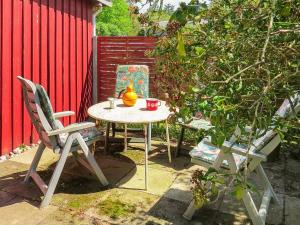 einen Tisch und zwei Stühle in einem Garten mit einem Tisch und zwei Stühlen in der Unterkunft 4 person holiday home in Hals in Hals