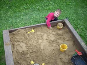 een jong kind dat speelt in een zandbak in een zandbak bij Ubytování v soukromí Frenštát in Frenštát pod Radhoštěm