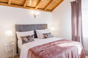 Postel nebo postele na pokoji v ubytování Krolo Villa&Wine + 37 fotografií