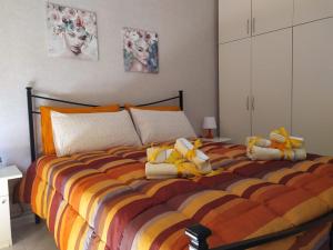 una camera da letto con un letto con sopra degli animali di peluche di Vanedda monile (casa centro storico) a Modica