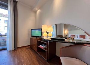 Televízia a/alebo spoločenská miestnosť v ubytovaní Best Western Hotel City