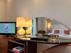 Televízia a/alebo spoločenská miestnosť v ubytovaní Best Western Hotel City