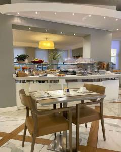 Reštaurácia alebo iné gastronomické zariadenie v ubytovaní Best Western Hotel City