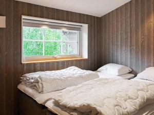 Duas camas num quarto com uma janela em Holiday home SÄLEN XXV em Stöten