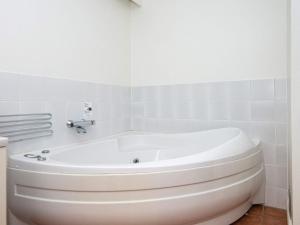 Koupelna v ubytování 5 person holiday home in Ringkøbing-By Traum