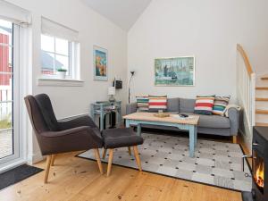 sala de estar con sofá y mesa en 5 person holiday home in Ringk bing, en Ringkøbing