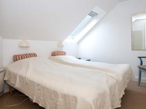Postel nebo postele na pokoji v ubytování 5 person holiday home in Ringkøbing-By Traum