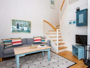 TV a/nebo společenská místnost v ubytování 5 person holiday home in Ringkøbing-By Traum