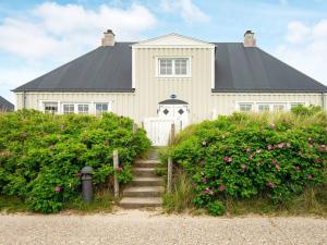 Zahrada ubytování 5 person holiday home in Ringkøbing-By Traum