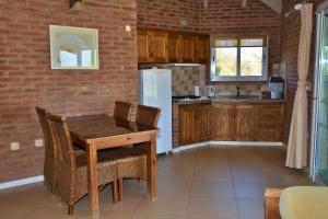 Dapur atau dapur kecil di Arenas Blancas Cabañas & Suites