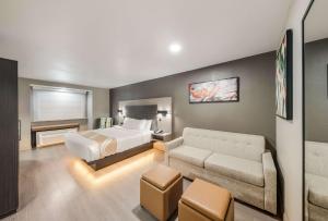 Giường trong phòng chung tại Quality Inn & Suites North Mesquite I-30