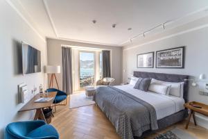 ein Hotelzimmer mit einem Bett und Meerblick in der Unterkunft Lasala Plaza Hotel in San Sebastián