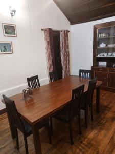 einen Holztisch und Stühle im Esszimmer in der Unterkunft Dalhousie Heritage Cottage in Nainital + 20 Fotos