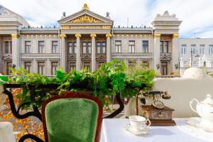 uma mesa e cadeiras em frente a um edifício em Bristol Zhiguly Hotel em Samara
