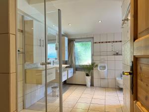ein Bad mit einer Dusche, einem Waschbecken und einem WC in der Unterkunft Das kleine Klee in Hahnenklee-Bockswiese