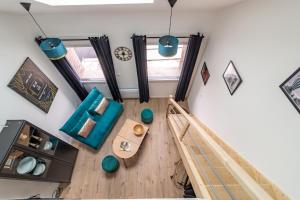una vista aérea de una habitación con una escalera y una mesa en KASA du Moulin - Cosy et au calme, en Saint-Quentin