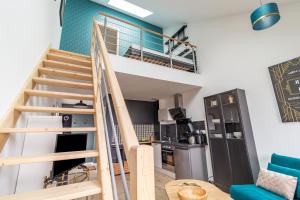 Una escalera que conduce a un apartamento tipo loft en KASA du Moulin - Cosy et au calme, en Saint-Quentin
