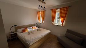 赫任斯科的住宿－Penzion Pod Devítkou，一间小卧室,配有床和2个窗户