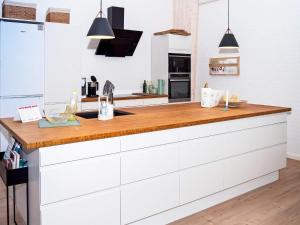 Kuchyň nebo kuchyňský kout v ubytování Holiday home Løgstør XVIII