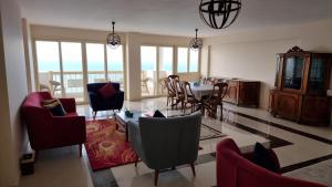 Χώρος καθιστικού στο Alex sea view apartment - families only